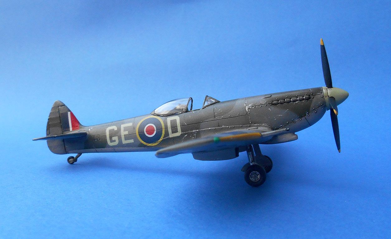 エレール Heller スーパーマリン スピリットファイア K-16型1/72 Heller 1:72 Supermarine Spitfire Mk.XVIE, previewed by Zac Yates